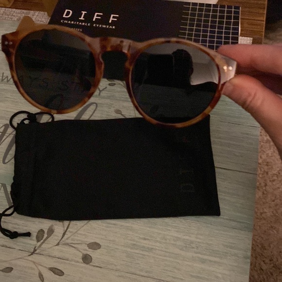 Diff Eyewear Accessories - NWT Diff eyewear brown sunglasses
